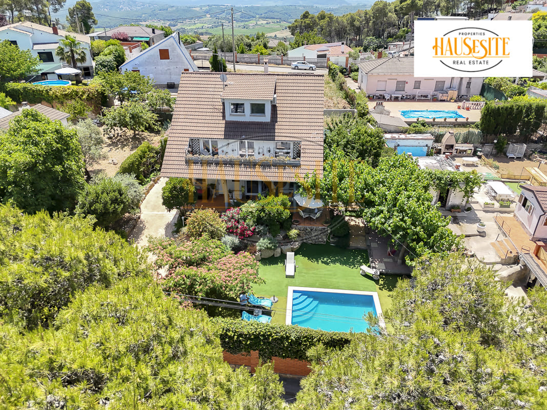 Fachada de casa con piscina en Mediona.